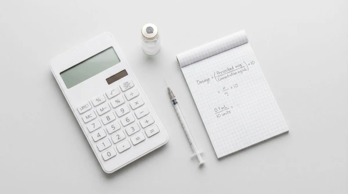 Calcolatrice, siringa e vial di peptide su scrivania con formule