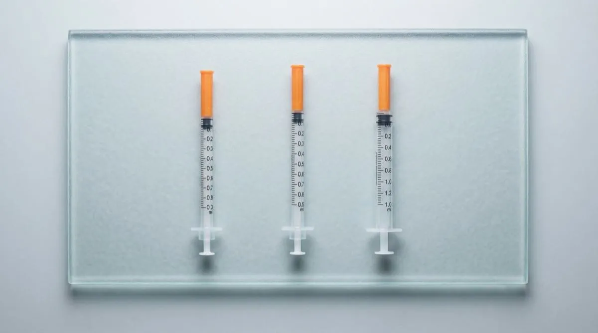 Tre siringhe insuliniche di dimensioni diverse a confronto